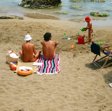 Turista en la playa de La Cavallet, España, en 1982.