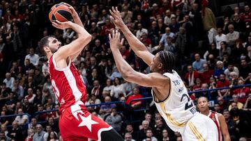 Nikola Mirotic, del Armani MIlán, frente a Guerschon Yabusele, del Real Madrid.