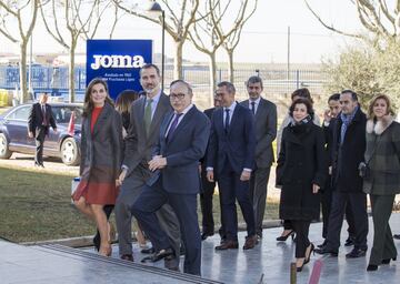 Los Reyes Felipe VI y Letizia visitaron la sede de la compañía Joma Sport en la localidad toledana de Portillo. La ministra de Defensa María Dolores de Cospedal y el presidente de Castilla-La Mancha Emiliano García-Page acompañaron a los monarcas.