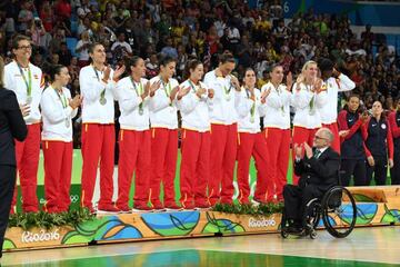 La Selección española con la medalla olímpica de Río.