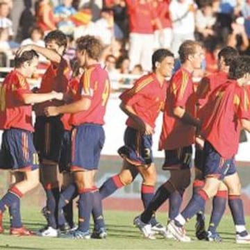 Jarque felicita a Iniesta tras un gol con la Sub-21.