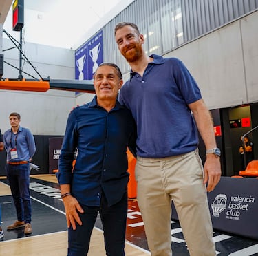 El seleccionador nacional, Sergio Scariolo, posa junto a Víctor Claver en la despedida del alero español.