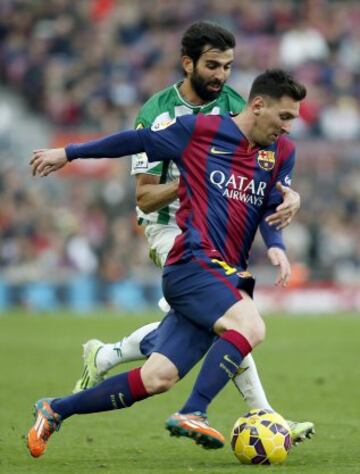 El delantero argentino del FC Barcelona Lionel Andrés Messi (primer término) y el defensa del Córdoba, José Angel Crespo durante el partido correspondiente a la decimosexta jornada de Liga que disputan en el estadio Camp Nou de Barcelona.