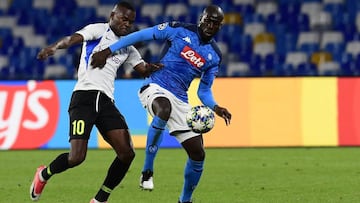 Naples (Italy), 10/12/2019.- Genk's Ally Mbwana Samatta (L) and Napoli's Kalidou Koulibaly fight fo the ball during the UEFA Champions League Group E soccer match between SSC Napoli and KRC Genk at the San Paolo stadium in Naples, Italy, 10 Dece