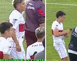 ¡Nunca se había visto esto! Atentos a lo que hace un jugador al periodista de campo en plena tangana