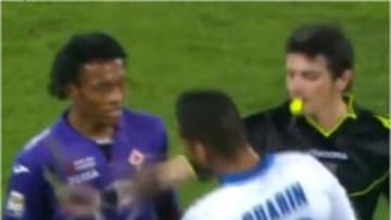 El momento del roce en el juego Fiorentina vs. Inter.