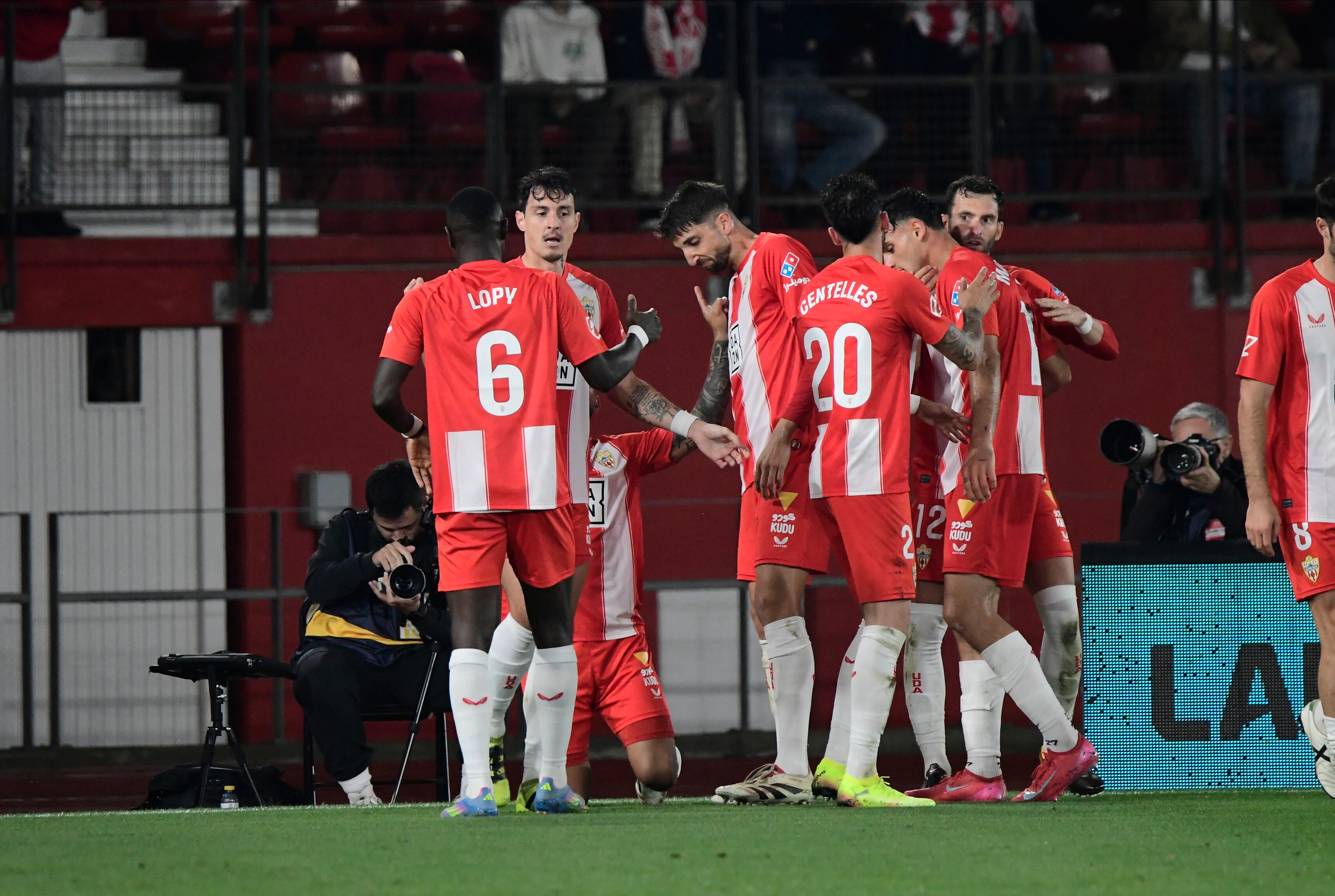 Festejando el segundo gol,