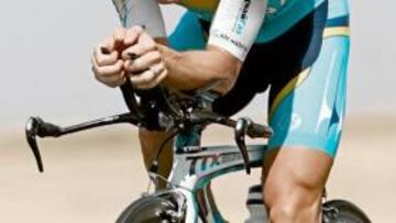 <b>EL MEJOR. </b>Leipheimer, acoplado en su bicicleta de contrarreloj, ganó y se vistió con el maillot oro.