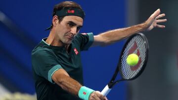 Roger Federer devuelve una bola durante su partido ante Dan Evans en el Qatar ExxonMobil Open en el Khalifa International Tennis and Squash Complex de Doha.