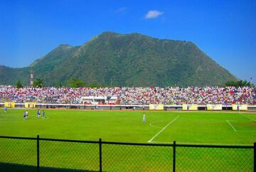 Está situado en la localidad mexicana de Orizaba. Abrió sus puertas en 1899, pero como velódromo. Fue a partir de 1900 cuando se estableció como estadio de fútbol. Es propiedad de Cervecería Cuauhtémoc Moctezuma y la casa del Orizaba. 