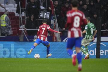 Jo?o F¨¦lix marca el 3-0 al Betis.