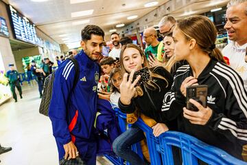 Ayoze Pérez a su llegada al aeropuerto de Tenerife fotografiándose con los aficionados que estaban esperando para verles.