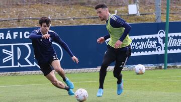 Manu S&aacute;nchez disputa un bal&oacute;n con Barja durante un entrenamiento. 