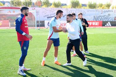Topuria saluda a Ferran Torres.