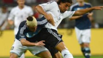 <b>DUELO DE COMPAÑEROS. </b>Los madridistas Khedira e Higuaín pugnan por un balón en el encuentro de anoche.