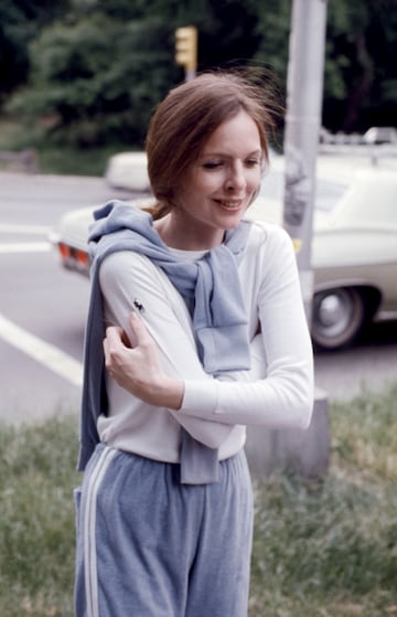La actriz estadounidense Diane Keaton pasea por Nueva York, alrededor de 1975.