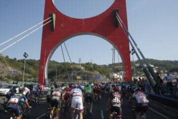 El pelotón en la salida de la etapa en Bilbao.