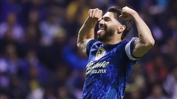 Henry Martin festeja un gol con el América.