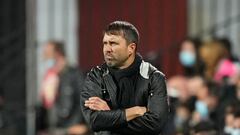 El entrenador argentino Eduardo Coudet observa el partido entre el Rayo Vallecano y el Celta.