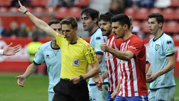 El árbitro Valentín Pizarro tras sacar tarjeta amarilla a Nacho por simular penalti en un Sporting-Numancia en Segunda.
