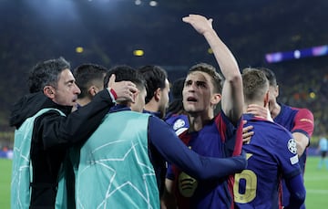 Los jugadores del Barcelona celebran un gol que les dio tranquilidad para los minutos finales.