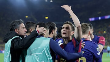 DORTMUND (Germany), 15/04/2025.- Players of Barcelona celebrate the 2-1 goal during the UEFA Champions League quarter-finals, 2nd leg soccer match between Borussia Dortmund and FC Barcelona, in Dortmund, Germany, 15 April 2025. (Liga de Campeones, Alemania) EFE/EPA/CHRISTOPHER NEUNDORF