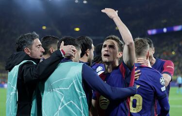 Los jugadores del Barcelona celebran un gol que les dio tranquilidad para los minutos finales.
