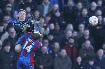 Escalofriante patada del portero Liam Roberts del Millwall de la Championship a Jean-Philippe Mateta jugador del Crystal Palace durante el encuentro de la FA Cup. 