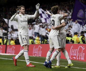 Los jugadores del Real Madrid celebrando el gol de Benzema 