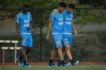 James Rodríguez (d) se lamenta de una molesta en una pierna, Teófilo Gutérrez (c) y Fabián Castillo (i) salen del campo durante el entrenamiento de Colombia. El Real Madrid confirmó la lesión de Rodríguez: Rotura muscular.