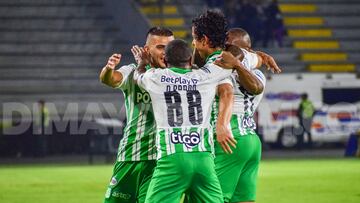 Jugadores de Atlético Nacional en un partido de Liga BetPlay.