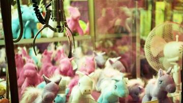 Un menor se queda atrapado en una m¨¢quina de peluches