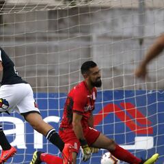 Colo Colo vence a Curicó Unido y sigue con campaña perfecta