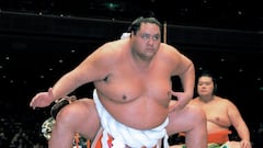 Tokyo (Japan), 10/04/2024.- Sumo grand champion, or yokozuna, Akebono performs a ring entry ceremony in Tokyo, Japan, 11 January 2000 (issued 11 April 2024). On April 2024, Akebono Taro, the first foreign-born yokozuna in sumo history, died of heart failure at the age of 54. (Japón, Tokio) EFE/EPA/JIJI PRESS JAPAN OUT EDITORIAL USE ONLY/
