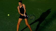 Karolina Pliskova devuelve una bola durante su partido ante Veronika Kudermetova en el Western &amp; Southern Open en el USTA Billie Jean King National Tennis Center de Nueva York.