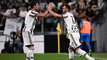 Juventus' Serbian forward Dusan Vlahovic (L) taps hand with Juventus' Serbian midfielder Filip Kostic during the Italian Serie A football match between Juventus and Sassuolo on August 15, 2022 at the Juventus stadium in Turin. (Photo by Marco BERTORELLO / AFP)