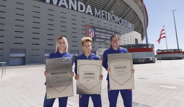 Sosa, Amanda y Meseguer posan con sus placas que se colocaron en el Wanda Metropolitano.