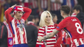 Griezmann, su mujer Erika Choperena y Saúl en la celebración de la Europa League.
