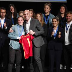 Rubiales preside el homenaje a las supercampeonas del mundo