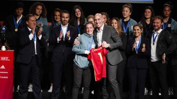 Rubiales preside el homenaje a las supercampeonas del mundo