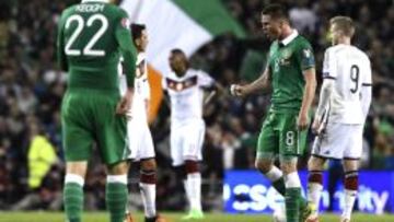 Irlanda celebra el gol, caras de resignaci&oacute;n entre los alemanes.