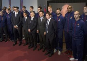 Multitudinaria despedida a Johan Cruyff en el Camp Nou. En la imagen el equipo de baloncesto del Barcelona.