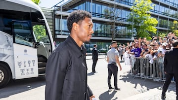 Alaba, en un viaje del Real Madrid.