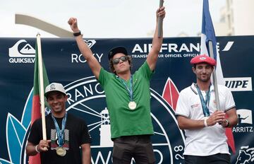 El mexicano Jhony Corzo se proclamó campeón del mundo de surf tras la final que le enfrentó al francés Joan Duru en Biarritz, en la costa suroeste francesa. En la final del Mundial-2017, Corzo se impuso con una puntuación de 14,50 por los 13,90 puntos del francés.
"Es un sueño que se convierte en realidad. Estoy muy orgulloso por esta medalla de oro para México", declaró el nativo de Puerto Escondido, que sucede en el palmarés al argentino Leandro Usuna, coronado en 2016.
(Información de AFP)