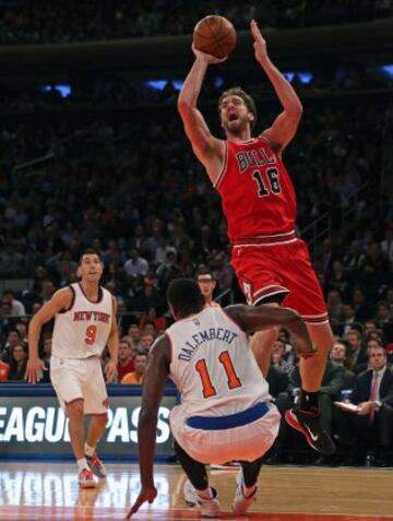 Pau Gasol entra a canasta frente a Samuel Dalembert.