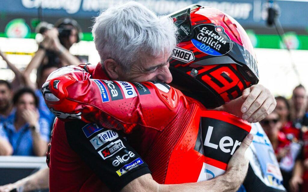 Gigi Dall'Igna, director de Ducati Corse, y Marc Márquez.