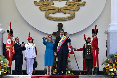 El presidente de Venezuela, Nicolás Maduro, y su esposa, Cilia Flores, posan de la mano tras la ceremonia de juramentación en el Palacio Federal Legislativo el 10 de enero de 2025 en Caracas, Venezuela. Nicolás Maduro hizo juramento como presidente de Venezuela para un tercer mandato consecutivo en medio de la tensión en el país y un día después de que la líder opositora María Corina Machado fuera interceptada por fuerzas gubernamentales tras participar en una manifestación antigubernamental. Maduro afirmó haber ganado las elecciones, mientras que el líder opositor Edmundo González afirmaba también haber ganado y, en consecuencia, ser el presidente legítimo de Venezuela.