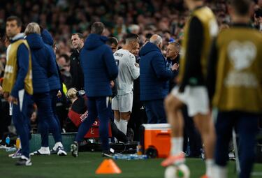 Cristiano Ronaldo es expulsado por un codazo a O´Shea en la espalda sin balón. El árbitro revisa la jugada en el VAR y le muestra la cartulina roja.