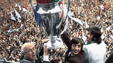 1970 - 1971 50AÑOS 50 AÑOS CINCUENTA AÑOS DE LA COPA DE EUROPA TOMO 3 TOMO3 02/06/71 PARTIDO FINAL COPA DE EUROPA AJAX - PANATHINAIKOS CELEBRACION CAMPEONES BALCON STADSSCHOUWBURG EN AMSTERDAM JOHAN CRUYFF Y KROL SEGUIDORES