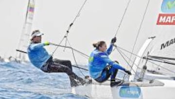 La pareja espa&ntilde;ola de vela formada por Iker Mart&iacute;nez y Julia Rita, en acci&oacute;n.